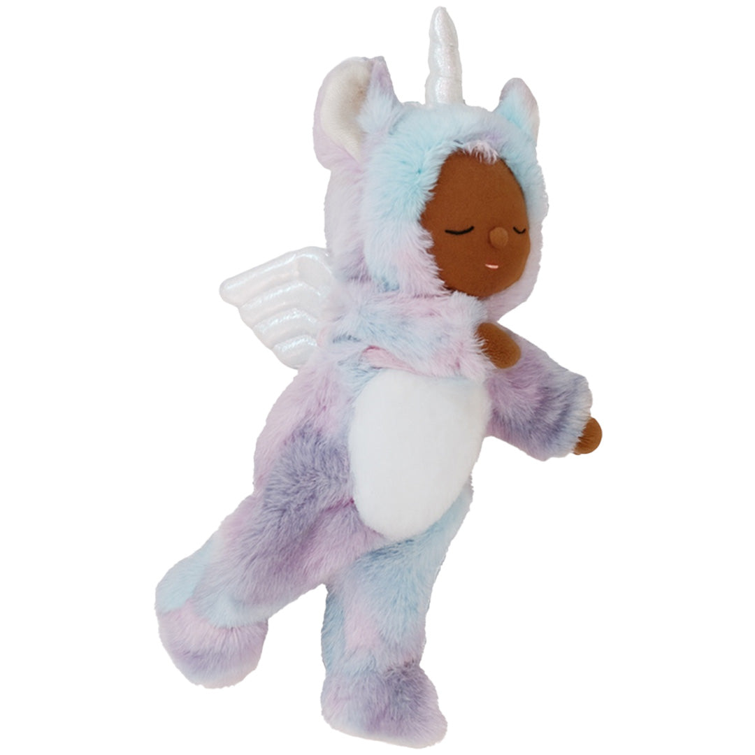 Olli Ella lappenpop Cozy Dinkum Unicorn Stardust Rainbow, een pluchen pop met een regenboog eenhoornpak en vleugels, schuin van de zijkant gezien.