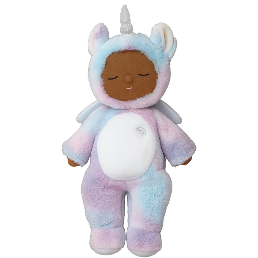 Olli Ella lappenpop Cozy Dinkum Unicorn Stardust Rainbow, een pluchen pop met donkere huidskleur en een regenboog eenhoornpak, van voren gezien.