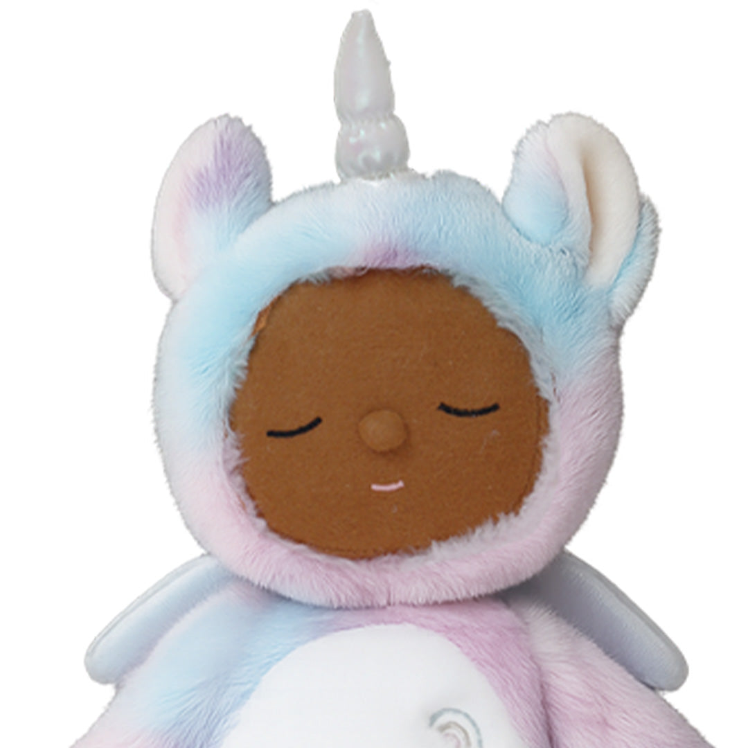 Detailopname van het gezicht van de Olli Ella lappenpop Cozy Dinkum Unicorn Stardust Rainbow, met gesloten ogen en een eenhoornhoorn.