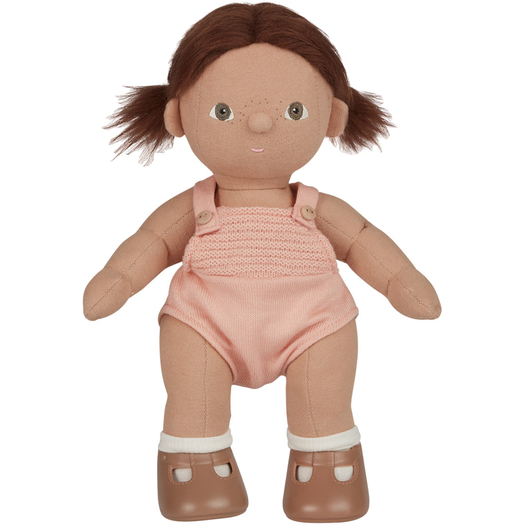 Olli Ella lappenpop Dotie Dotie met bruin haar in staartjes, een roze gebreide romper en bruine schoentjes.