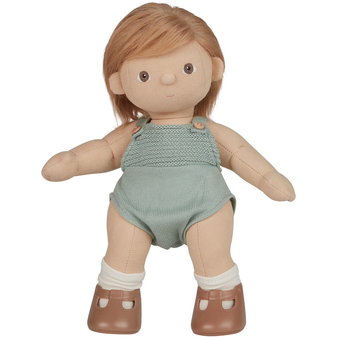 Olli Ella lappenpop Gigi met roodbruin haar, een lichtgroene gebreide romper en bruine schoentjes.