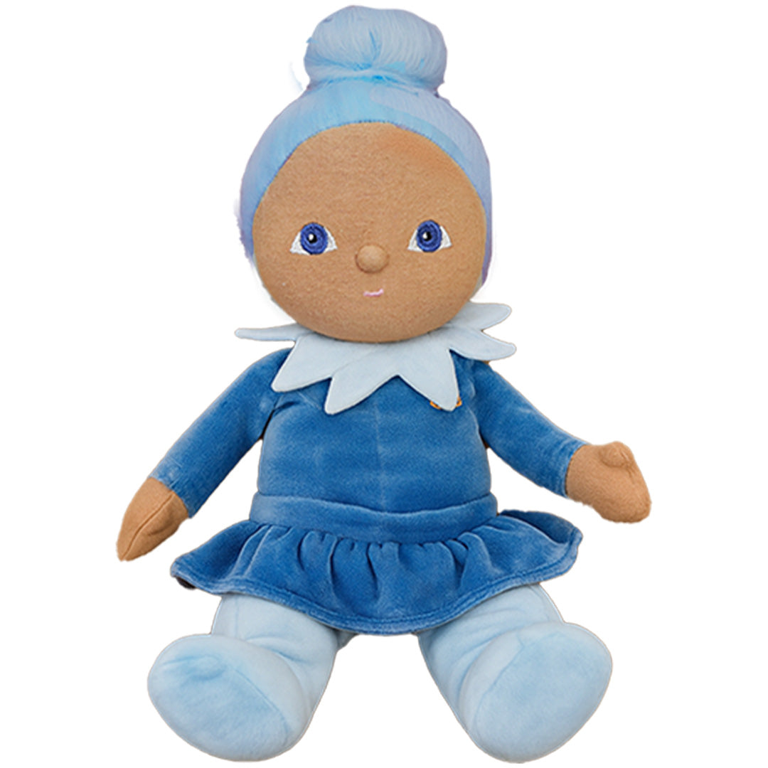 Olli Ella lappenpop Iris, een blauwe pluchen pop met een knotje en een witte kraag.