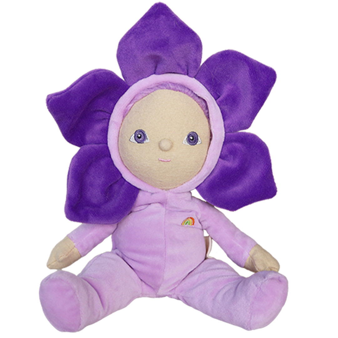 Olli Ella pluchen lappenpop in de vorm van een violette bloem met een regenboogje op de borst.