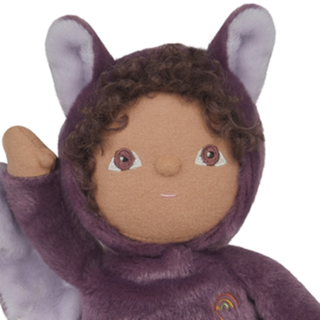 Detail van het gezicht van de Olli Ella paarse lappenpop verkleed als vleermuis met bruin krullend haar en een regenboogje.