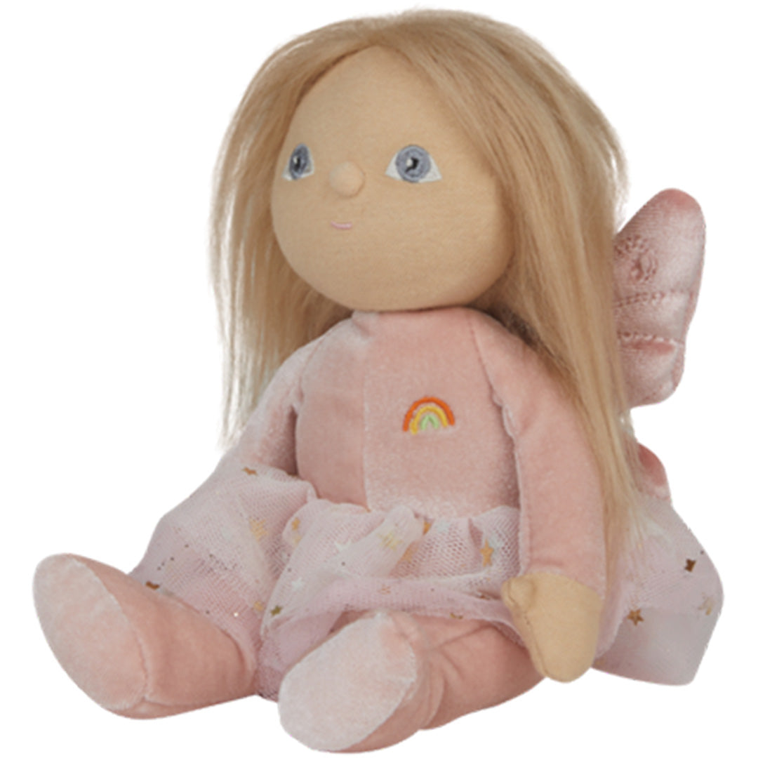 Olli Ella lappenpop Dinky Dinkum Fairy Fiona in roze, schuin zittend, met blonde haren, blauwe ogen en een regenboog.