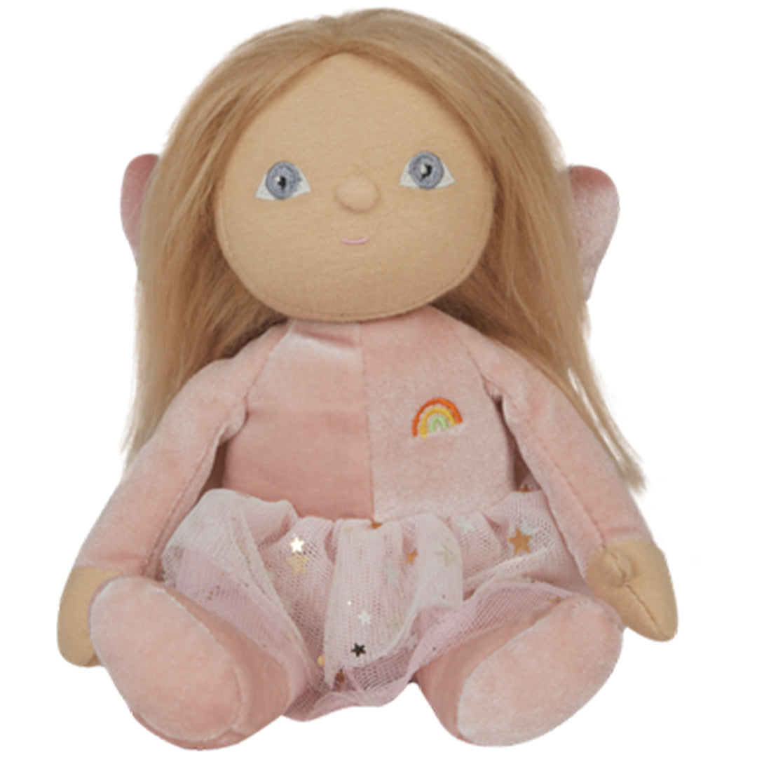 Olli Ella lappenpop Dinky Dinkum Fairy Fiona in roze met blonde haren, blauwe ogen en een regenboog op de borst.