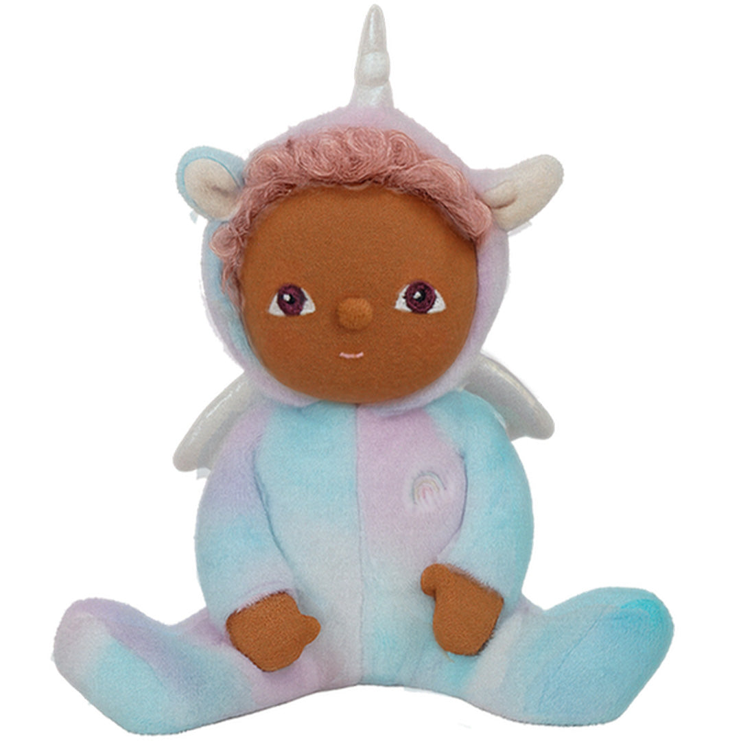 Olli Ella lappenpop Uli Unicorn Rainbow, een pluchen pop met donkere huid, roze krulhaar en een pastelkleurig eenhoornpakje met regenboogembleem, zit frontaal.