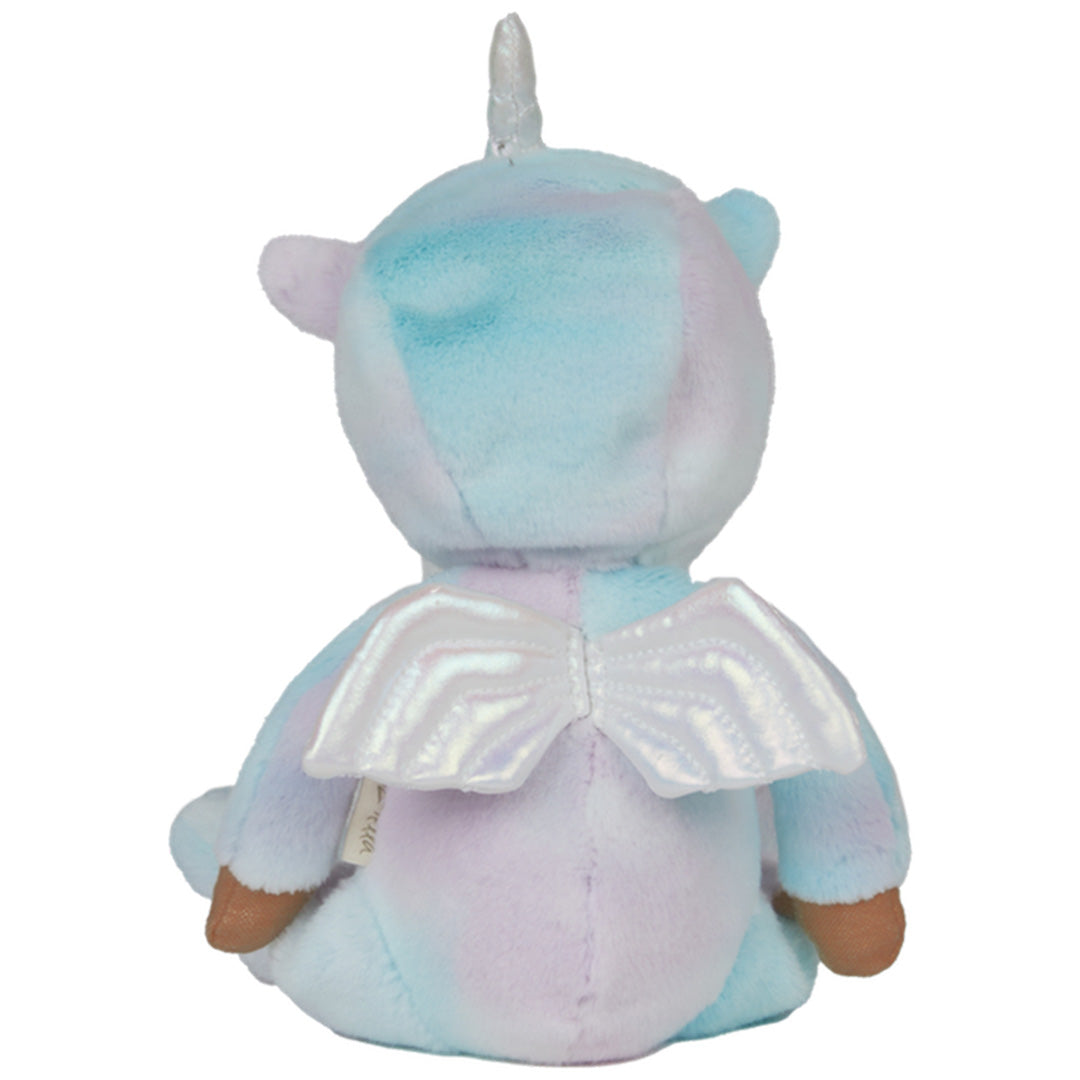 De achterkant van de Olli Ella lappenpop Uli Unicorn Rainbow, zittend, toont het pastelkleurige eenhoornpakje met iriserende vleugels en een hoorn.