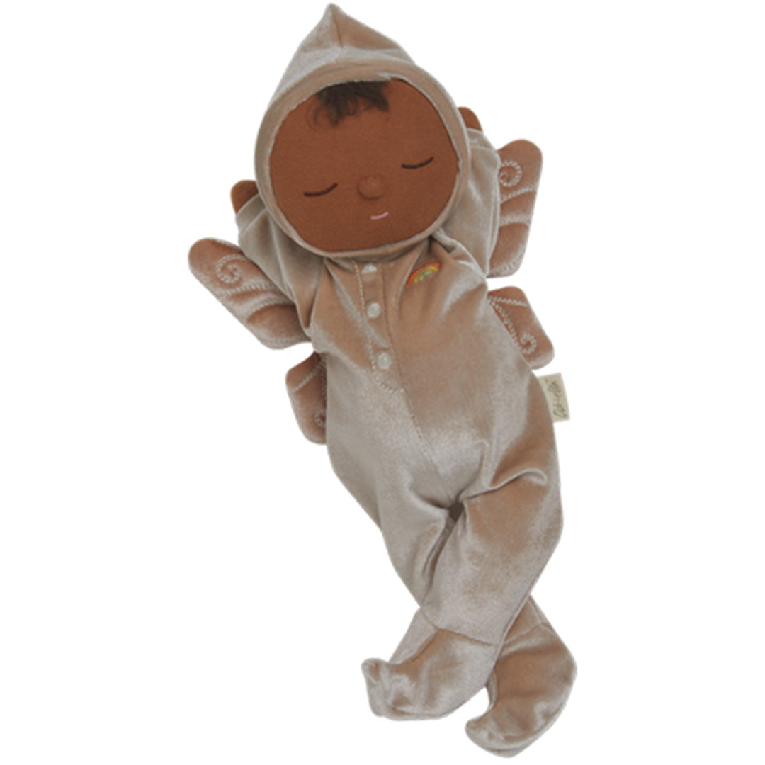 Olli Ella lappenpop Dozy Dinkum Doll Fairy Ada Pearl, een beige fluwelen pop met gesloten ogen, een regenboogje op de borst en gekruiste benen.