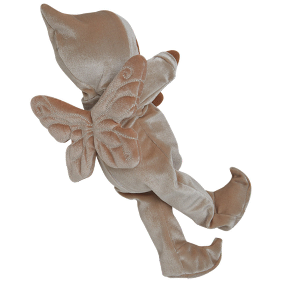 De Olli Ella lappenpop Dozy Dinkum Doll Fairy Ada Pearl, schuin van achteren gezien, met de beige fluwelen vleugels.
