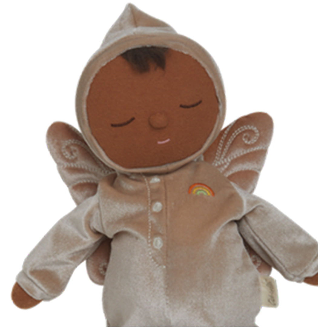 Close-up van het gezicht en de borst van de Olli Ella lappenpop Dozy Dinkum Doll Fairy Ada Pearl, met gesloten ogen en een regenboogje.