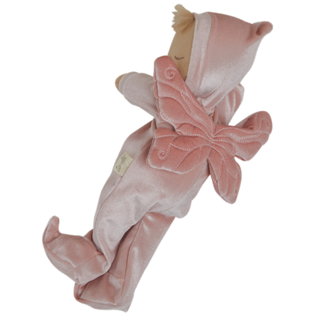 Olli Ella roze lappenpop Dozy Dinkum Doll Fairy Aurora van opzij gezien met fluwelen vleugels.