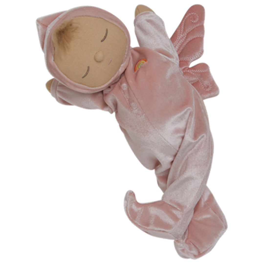 Olli Ella roze lappenpop Dozy Dinkum Doll Fairy Aurora met gesloten ogen en fluwelen vleugels.