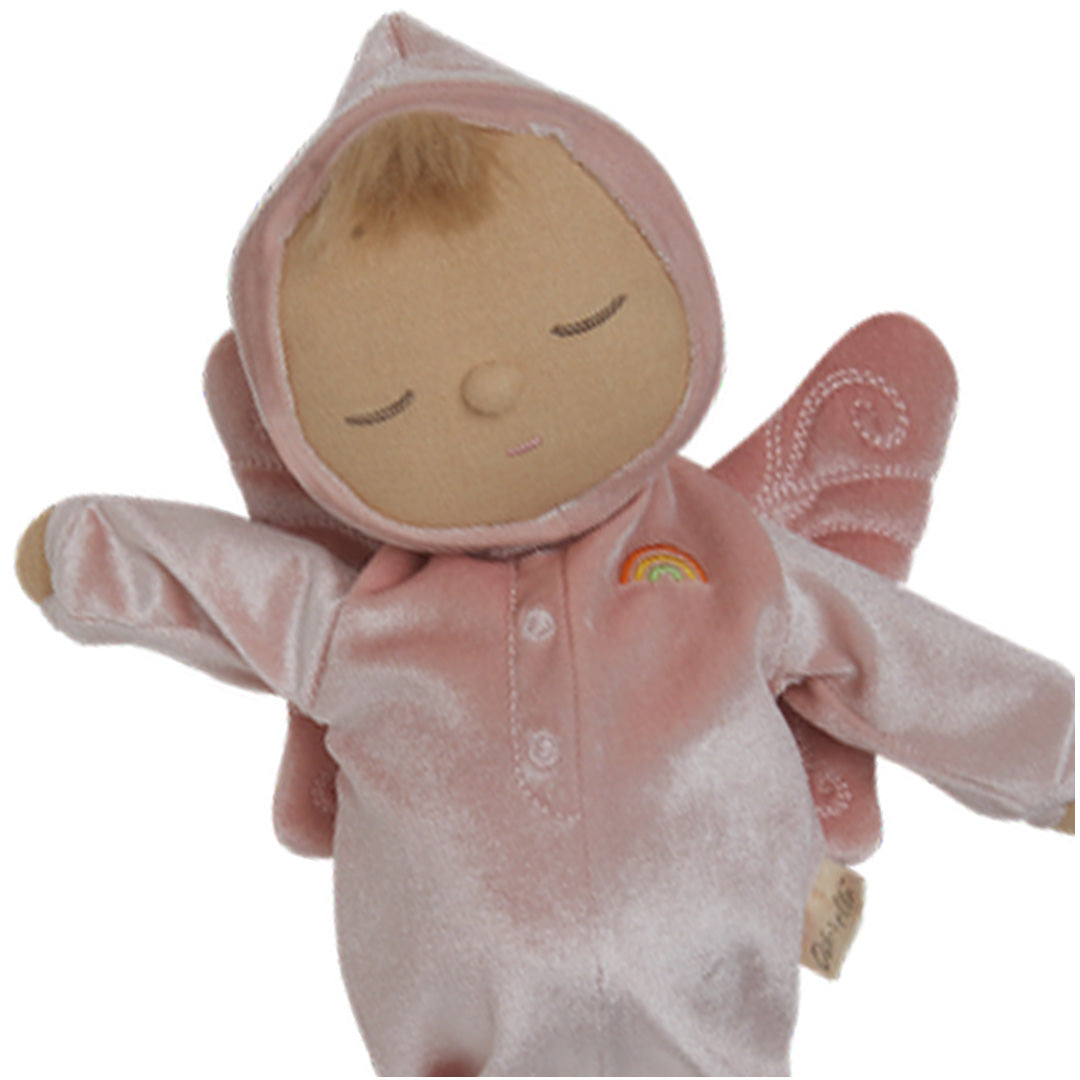 Detail van Olli Ella roze lappenpop Dozy Dinkum Doll Fairy Aurora met gesloten ogen en een regenboogje.