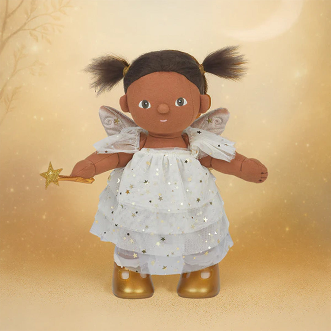 Olli Ella lappenpop Dream Dinkum Doll Fairy Freya Pearl in witte sterrenjurk met vleugels en toverstafje op een dromerige achtergrond.