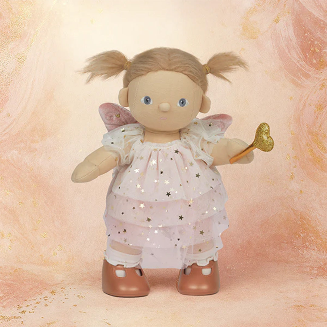Olli Ella lappenpop Dream Dinkum Doll Fairy Willow Pink met roze sterrenjurk en toverstaf op een roze achtergrond.