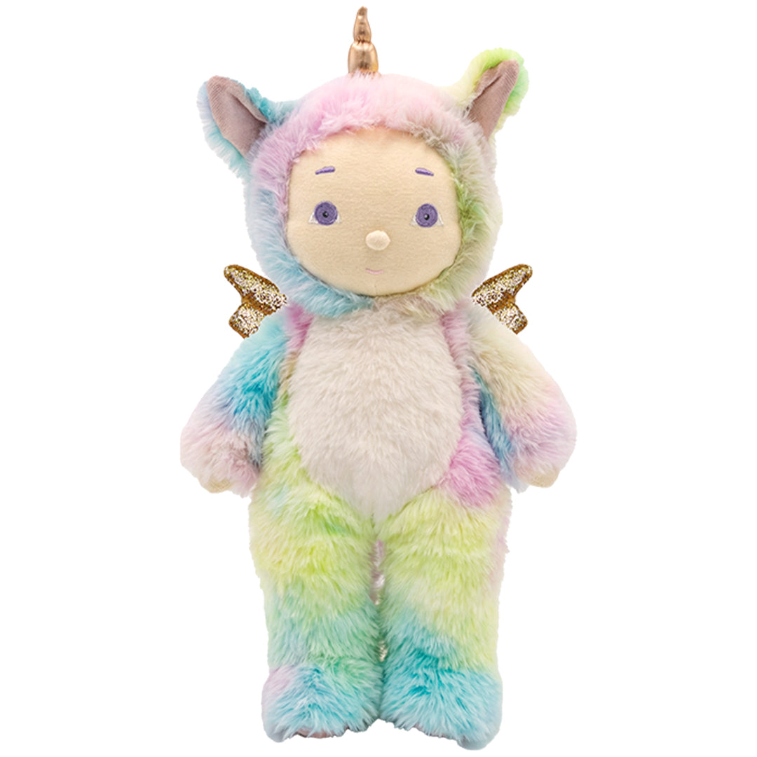 Olli Ella lappenpop in een regenboog eenhoornkostuum met glittervleugels.