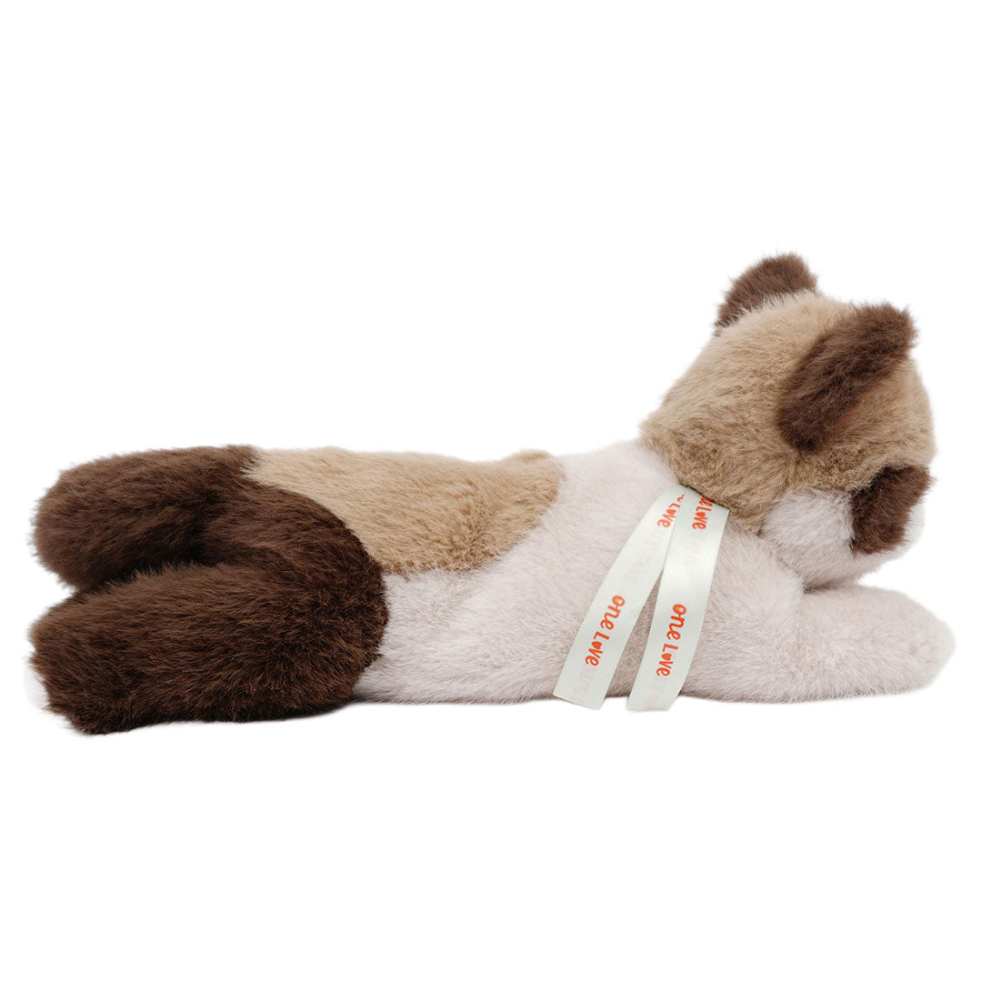 one love verzwaarde knuffel poes caramel, van achteren gezien met een wit lint.