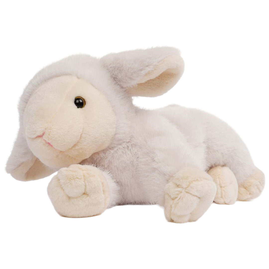 Verzwaarde knuffel schaap Daisy, liggend op zijn buik, van de zijkant gezien.