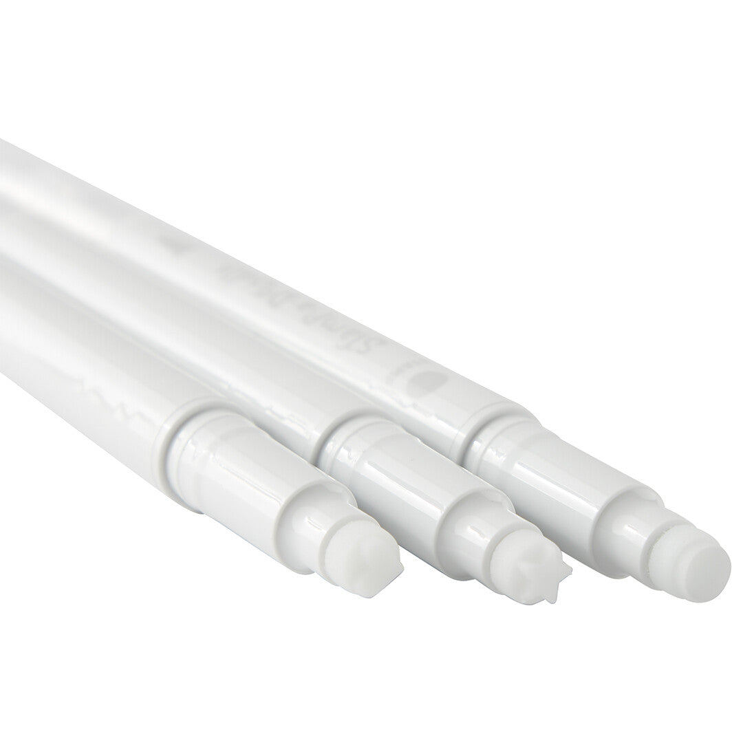 Detail van de stempeltips van drie witte Ooly stempelmarkers met een ster, hart en spiraal.