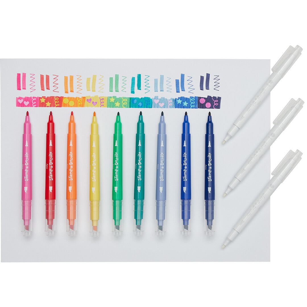 Ooly dubbelzijdige viltstiften en stempelmarkers naast een vel papier met kleur- en stempelvoorbeelden.
