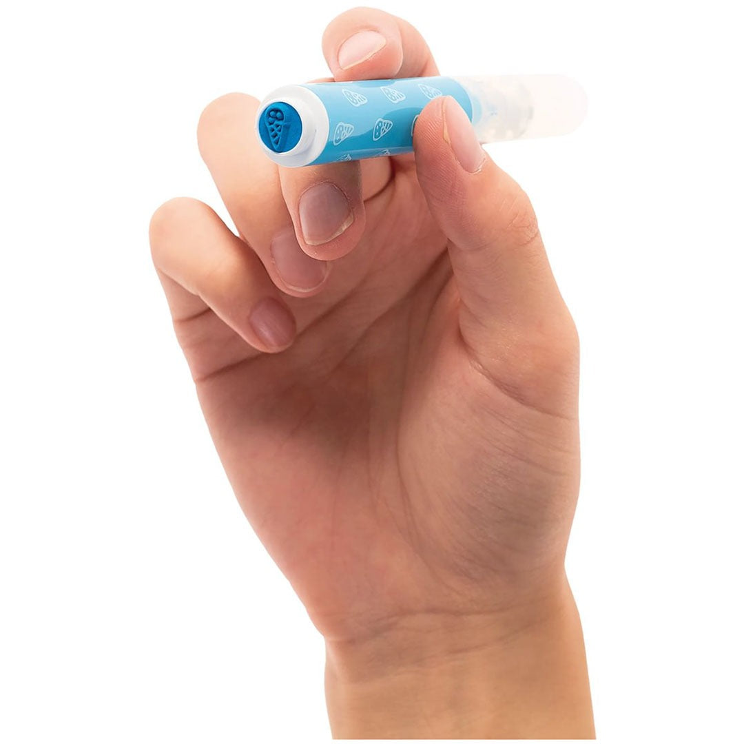 Een hand houdt een lichtblauwe ooly stempelmarker vast, met de stempelkant met een figuur zichtbaar.