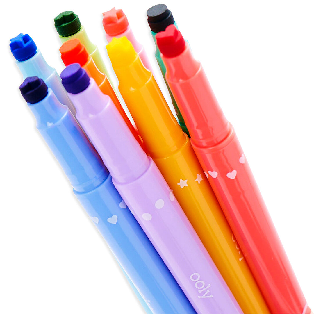 Schuine close-up van de bovenkanten van ooly dubbelzijdige viltstiften en stempelmarkers in diverse kleuren.