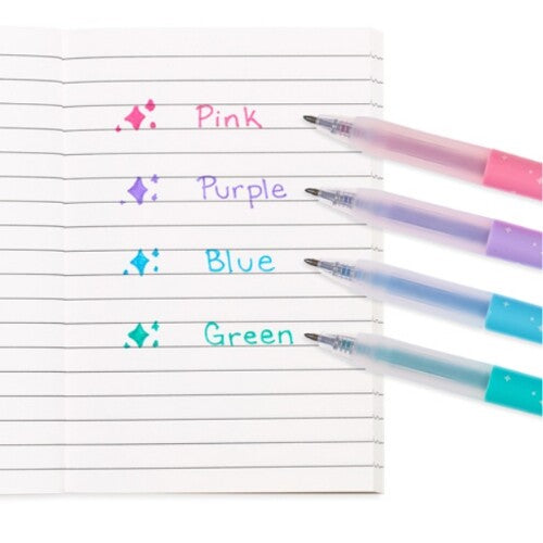 Ooly gelpennen die hun kleuren roze, paars, blauw en groen demonstreren op een gelinieerd notitieblok, inclusief glittereffect.