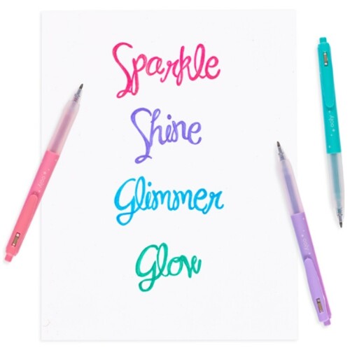 Ooly gelpennen die de woorden 'Sparkle', 'Shine', 'Glimmer' en 'Glow' in roze, paars, blauw en groen op een wit vel papier schrijven.