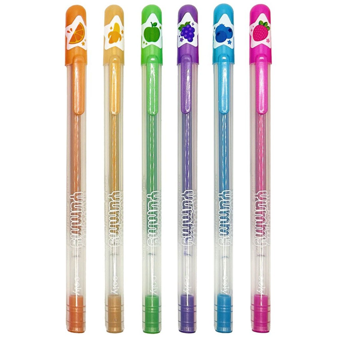 Zes ooly Yummy Yummy metallic gelpennen met gekleurde fruitdopjes, staand op een rij.
