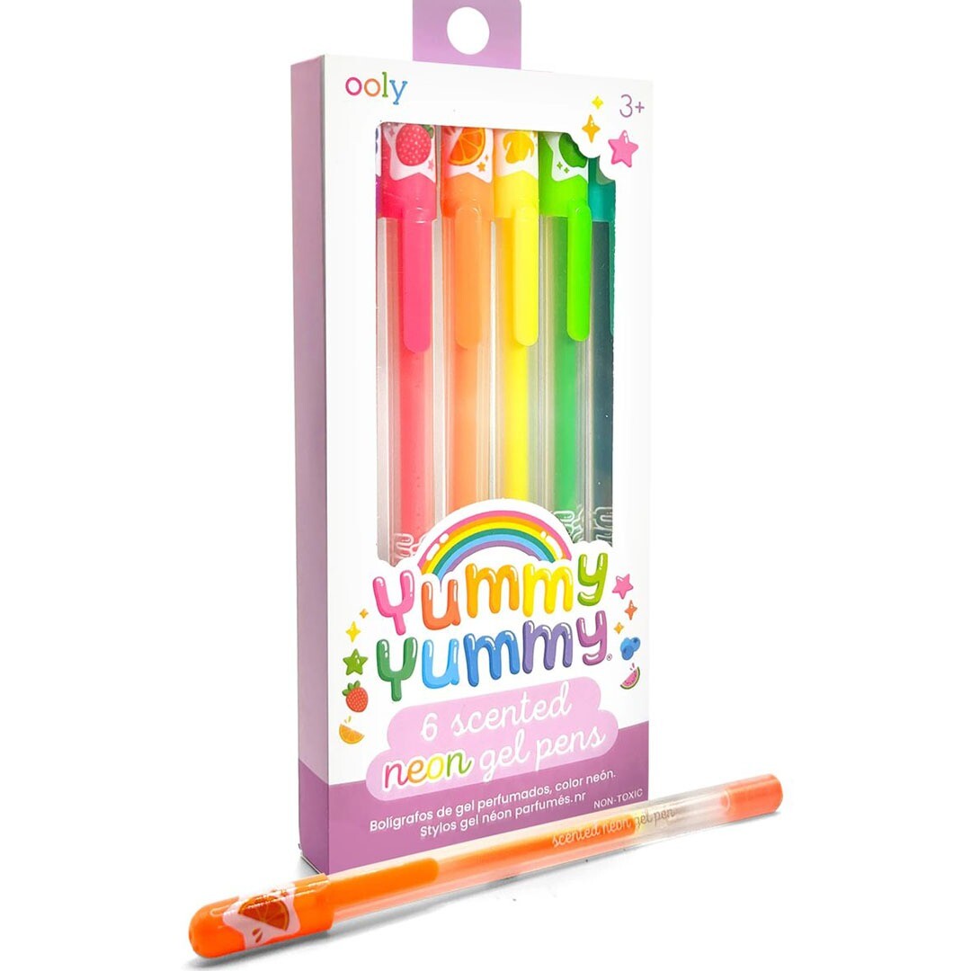 Een schuine weergave van de verpakking van de ooly Yummy Yummy geurende neon gelpennen, met één oranje pen ervoor.