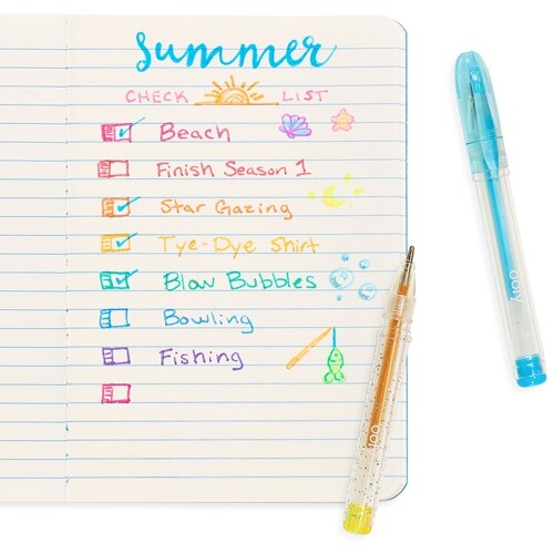 Een notitieboek met een 'summer check list' geschreven en versierd met ooly geurende mini gelpennen.