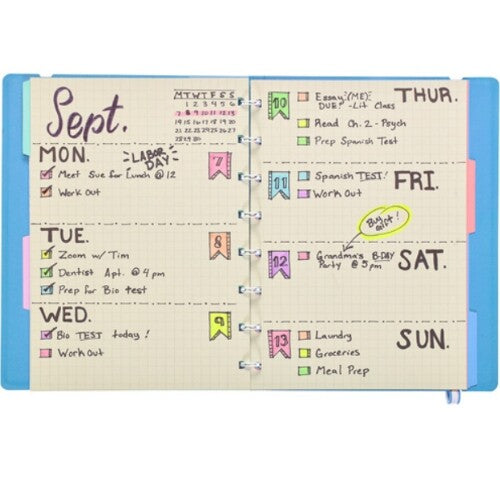 Een open planner met een weekoverzicht, gemarkeerd en versierd met de glitter markeerstiften.