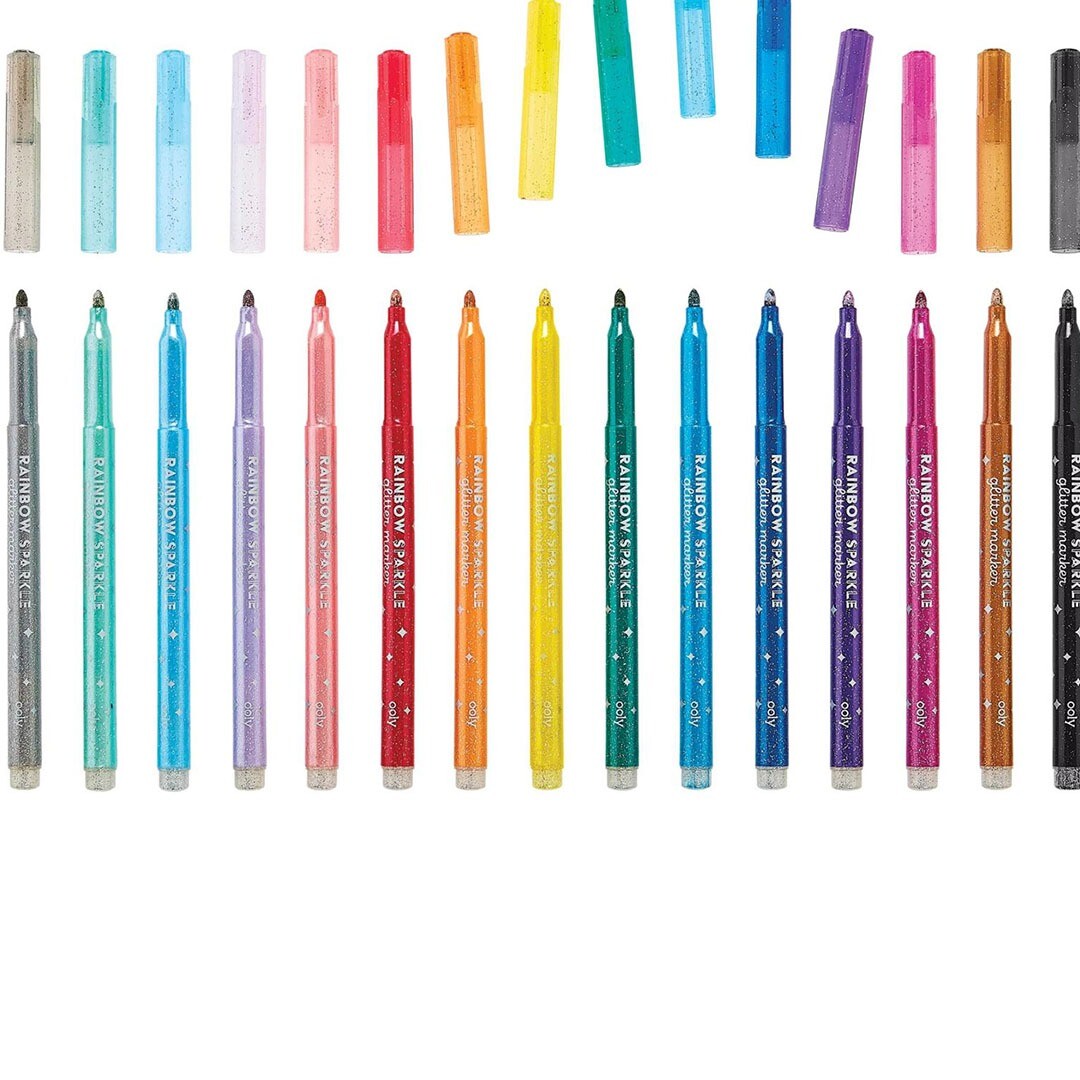 Een collectie van 15 Ooly Rainbow Sparkle glitter markers in verschillende regenboogkleuren, met losse doppen.