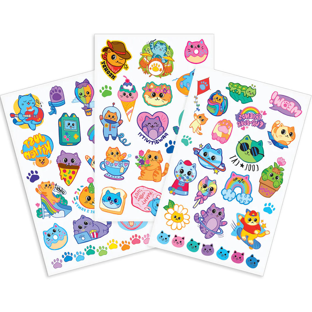 Drie vellen met kleurrijke Ooly kindertattoos met diverse kattenafbeeldingen.