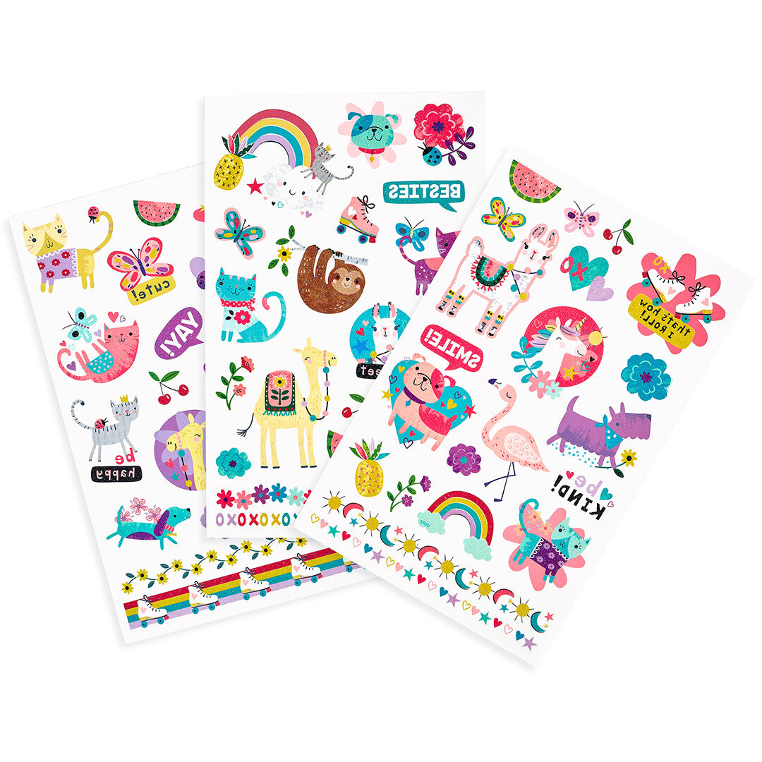 Drie vellen Ooly kindertattoos met kleurrijke dierenvriendjes, regenbogen en andere vrolijke figuren.