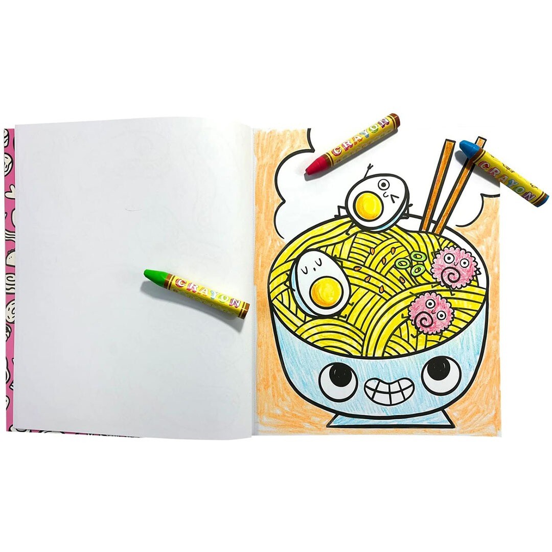 Een open kleurboek toont een oningekleurde pagina en een deels ingekleurde tekening van een kom ramen met gezichtjes, met twee kleurpotloden.