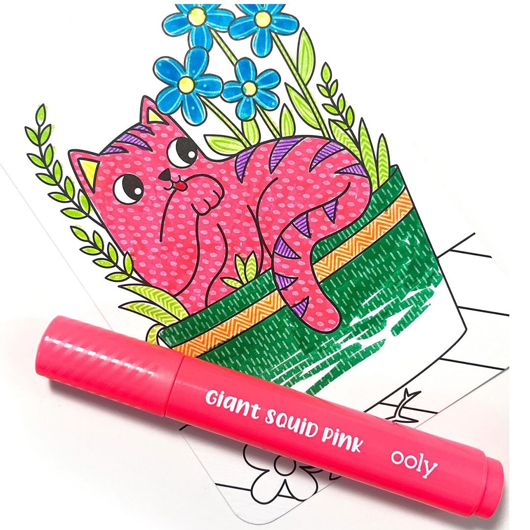 Een ingekleurde ooly Undercover Art Smitten Kittens kleurplaat van een roze kat in een bloempot, met een roze stift ernaast.