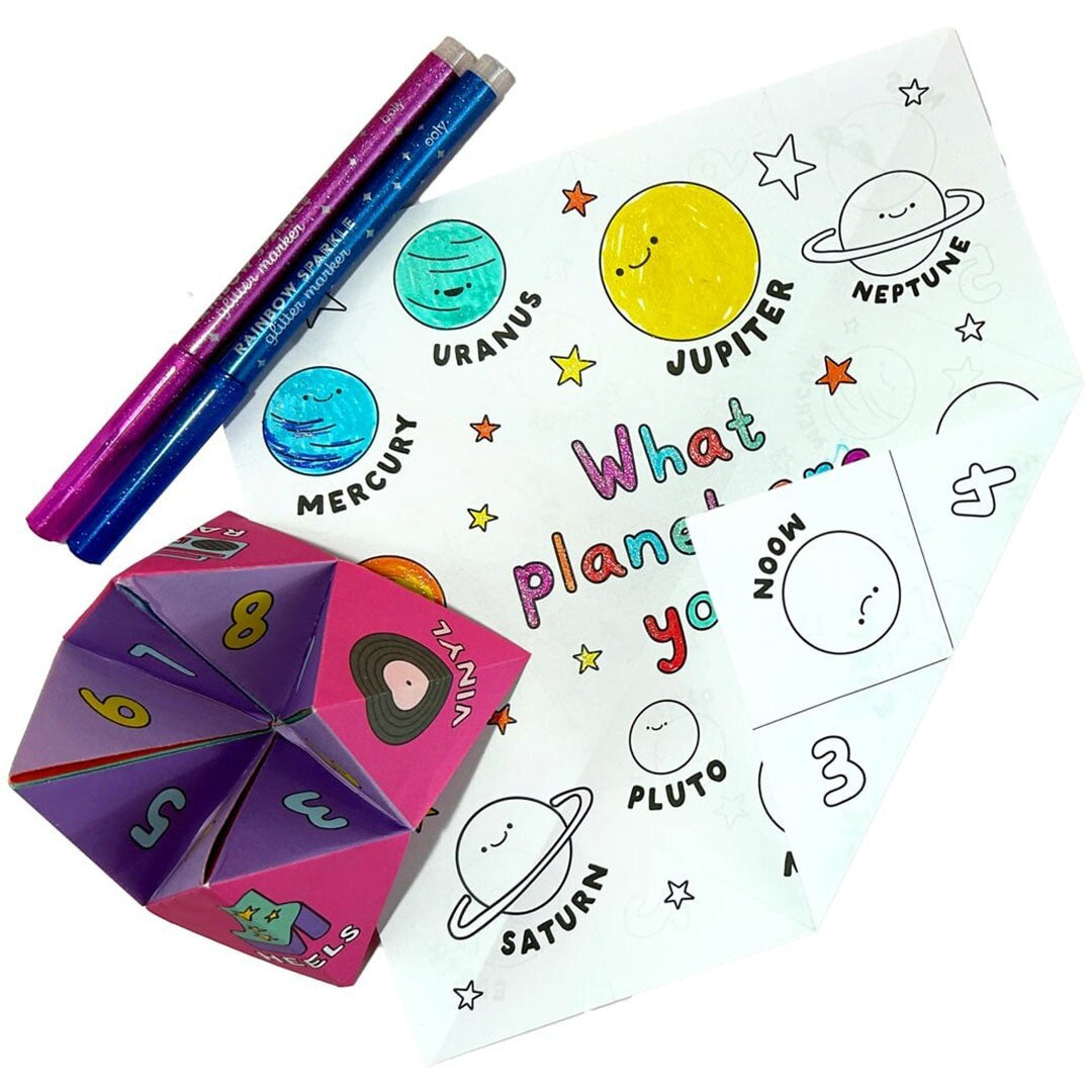 Een opengevouwen fortune teller, twee glitterstiften en een vel papier met planeten om in te kleuren.