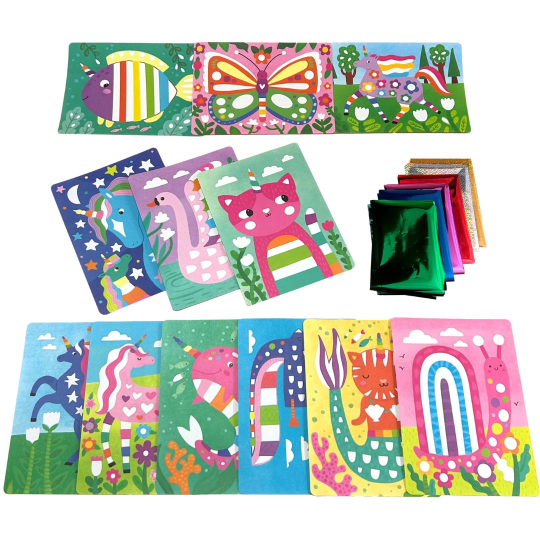 Collectie van kleurrijke folie kunst kaarten met eenhoorns, zeemeerminnen en katten, en glimmende folie vellen.