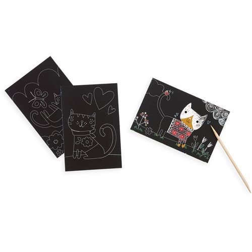 Drie Ooly kraskaarten met katten en een vlinder, waarvan één deels gekrast met een houten kraspen.