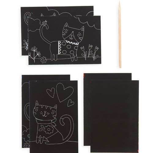 Een set Ooly kraskaarten met voorgedrukte katten en vlinders, en blanco kaarten, samen met een houten kraspen.