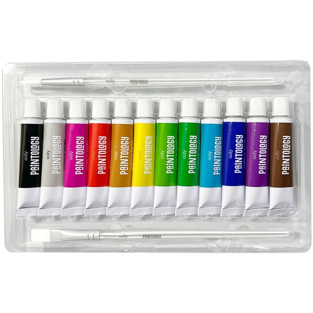 De 12 tubes Ooly Paintology acrylverf in klassieke kleuren en 2 kwasten liggen in een transparante plastic tray.