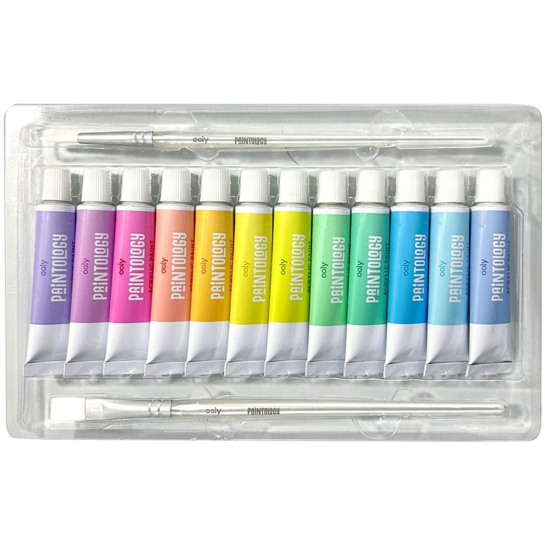 De 12 tubes Ooly Paintology acrylverf in pastelkleuren en 2 kwasten in een plastic verpakking.