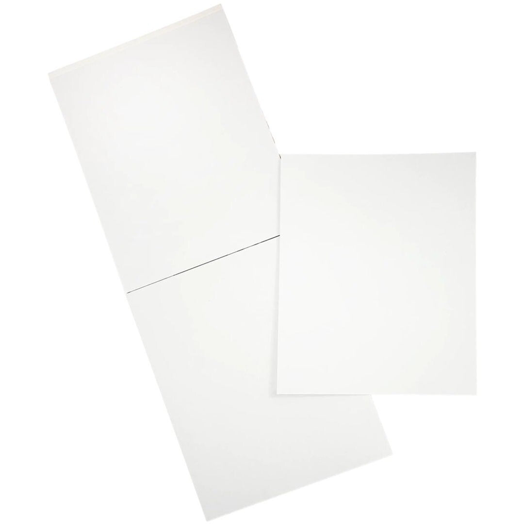 Twee witte vellen canvaspapier, één rechthoekig en één vierkant, op een witte achtergrond.