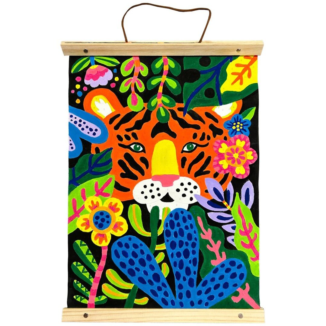 Het voltooide schilderij van de ooly verf-op-nummerset, een kleurrijke tijgerkop omringd door junglebladeren.