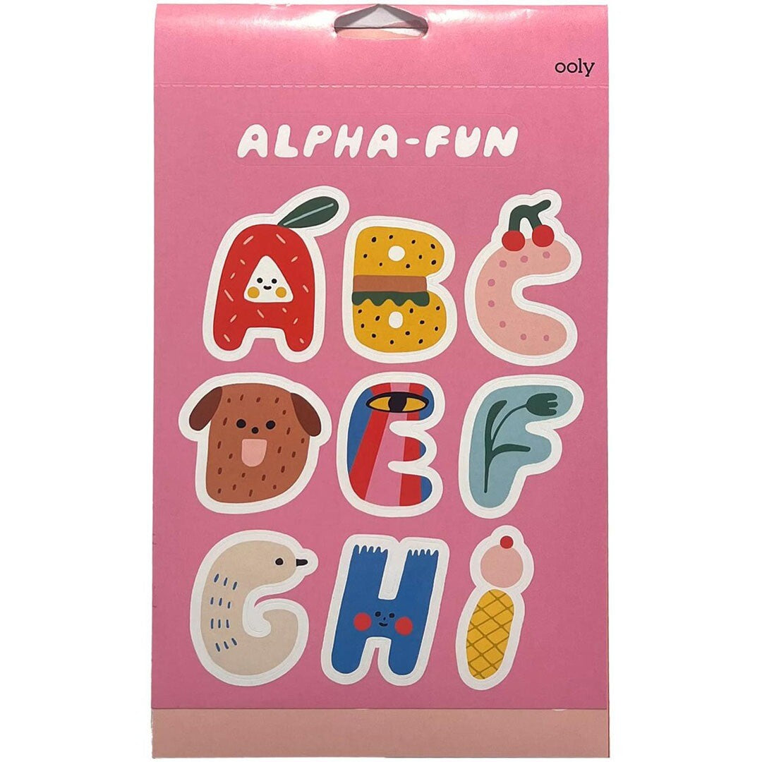 ooly stickerboek met de voorkant van de verpakking, waarop kleurrijke alfabet stickers met thema's als dieren en eten te zien zijn.