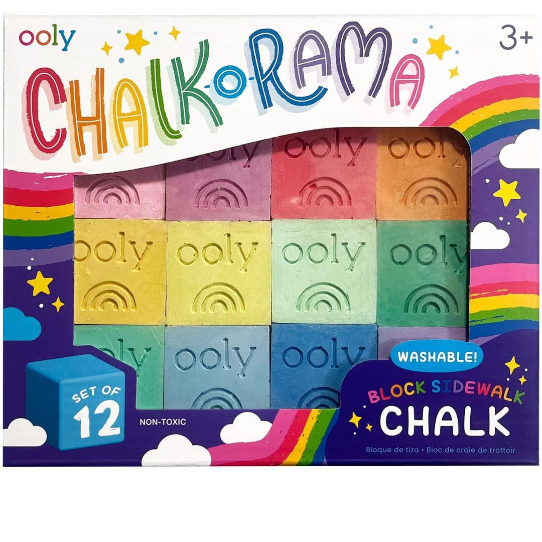 De voorkant van de Ooly Chalk-O-Rama verpakking met 12 blokken stoepkrijt in verschillende kleuren, versierd met regenbogen en sterren.