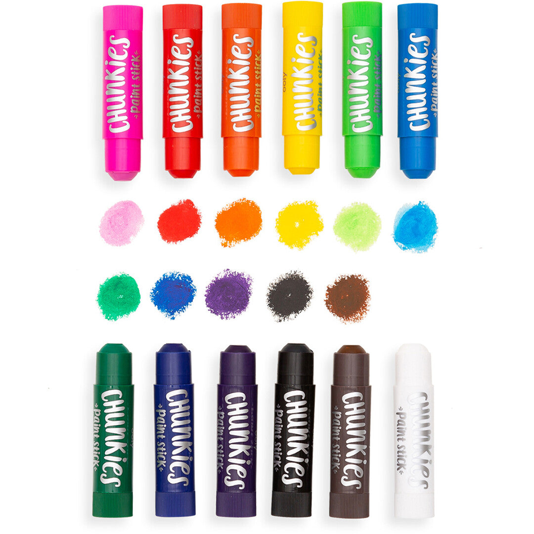 Twaalf ooly Chunkies verfkrijtjes in verschillende kleuren met daaronder kleurstaaltjes van de verf.