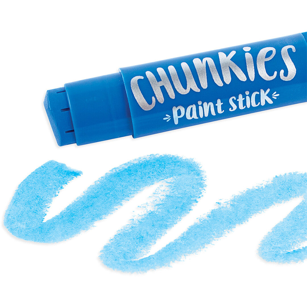 Een close-up van een blauw ooly Chunkies verfkrijtje met een lichtblauwe kronkelende lijn eronder.